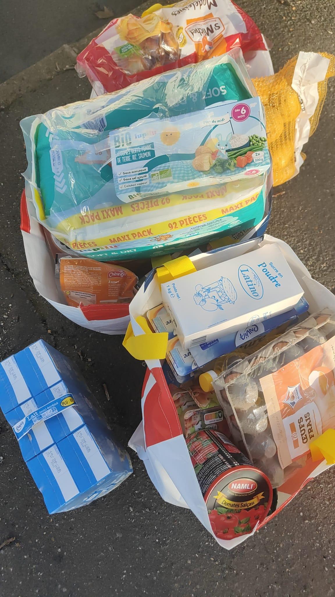 Colis alimentaire complet : pain, lait, œufs et produits pour bébé