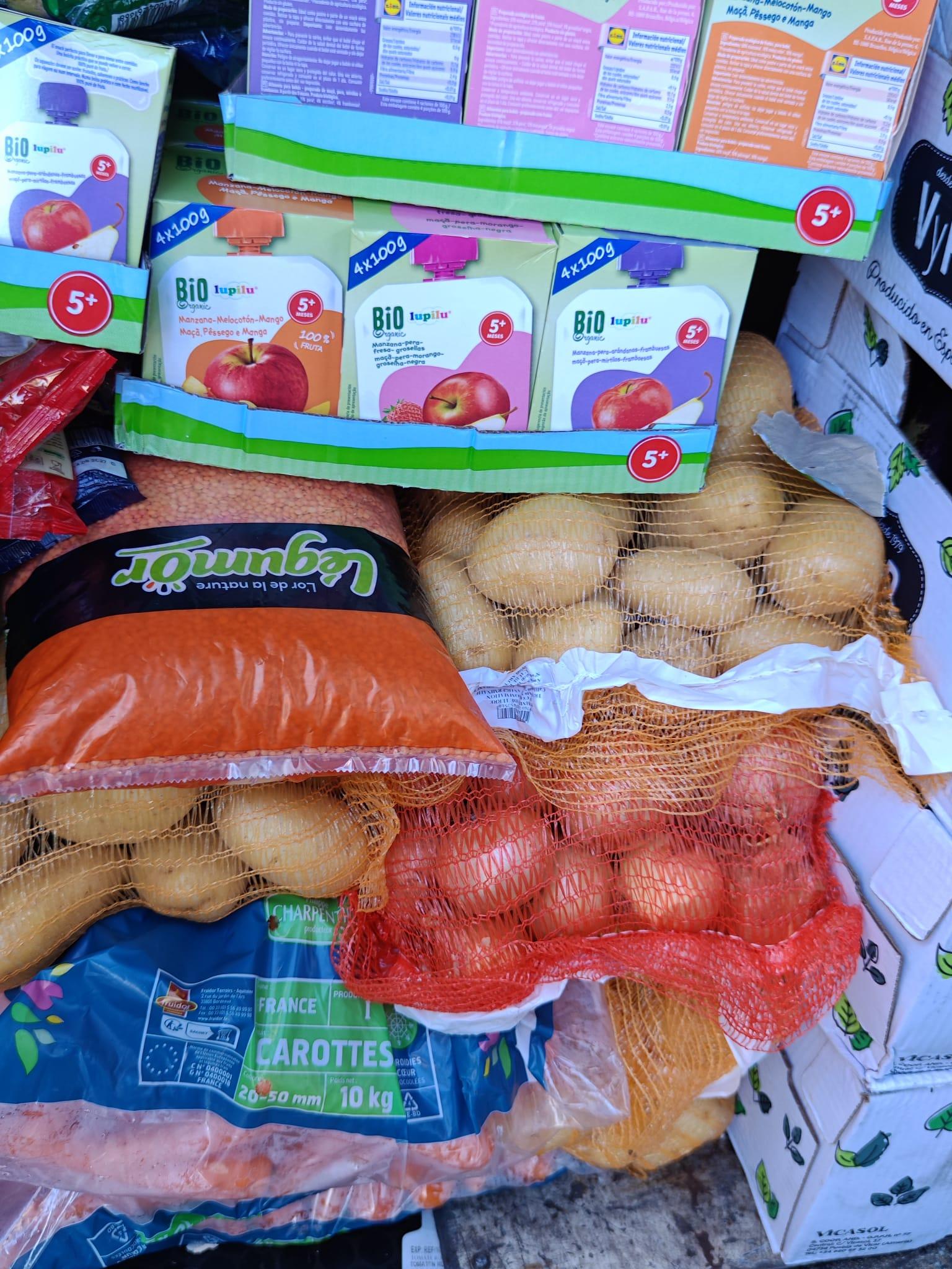 Denrées variées : petits pots pour bébé, légumes et féculents